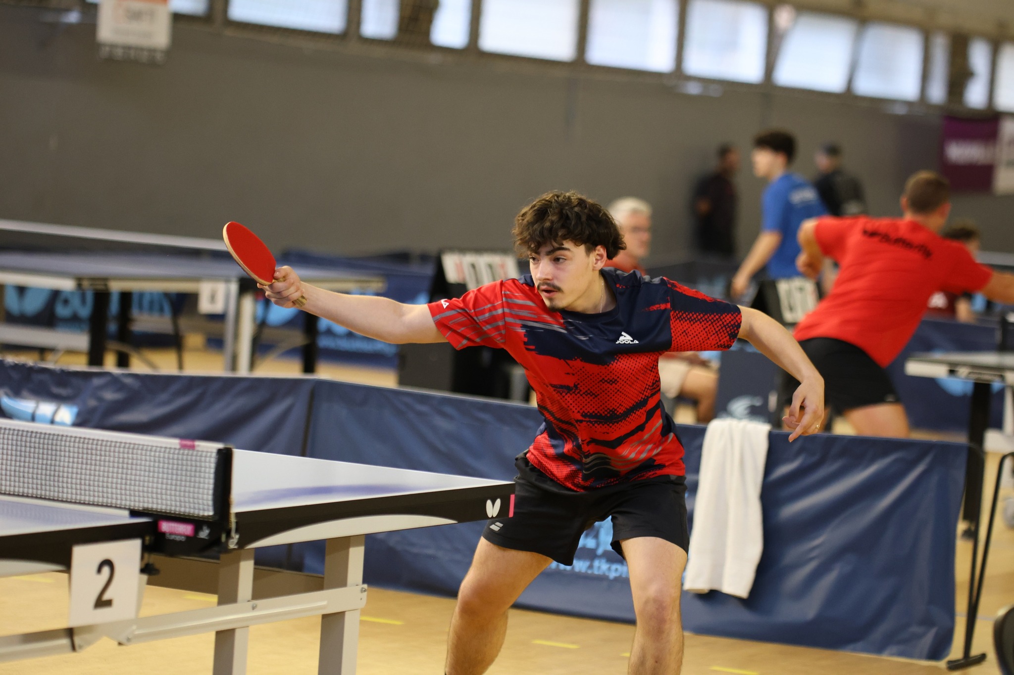 Un joueur du CSCM Tennis de table pendant un match de ping pong à l'Open de Perpignan